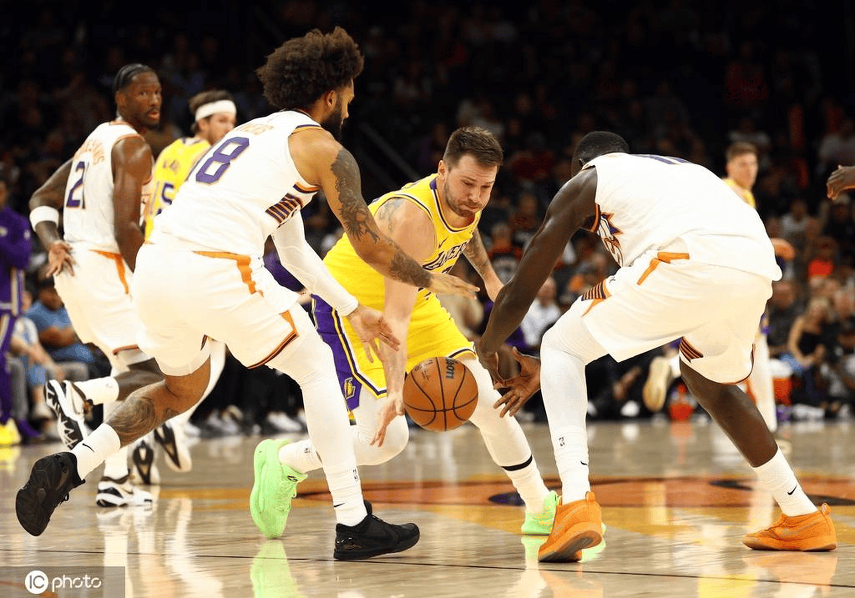 比赛局势复杂首场状态出色，快船观众沸腾！，东契奇重返赛场热度持续攀升(卢卡东契奇赛场花絮)