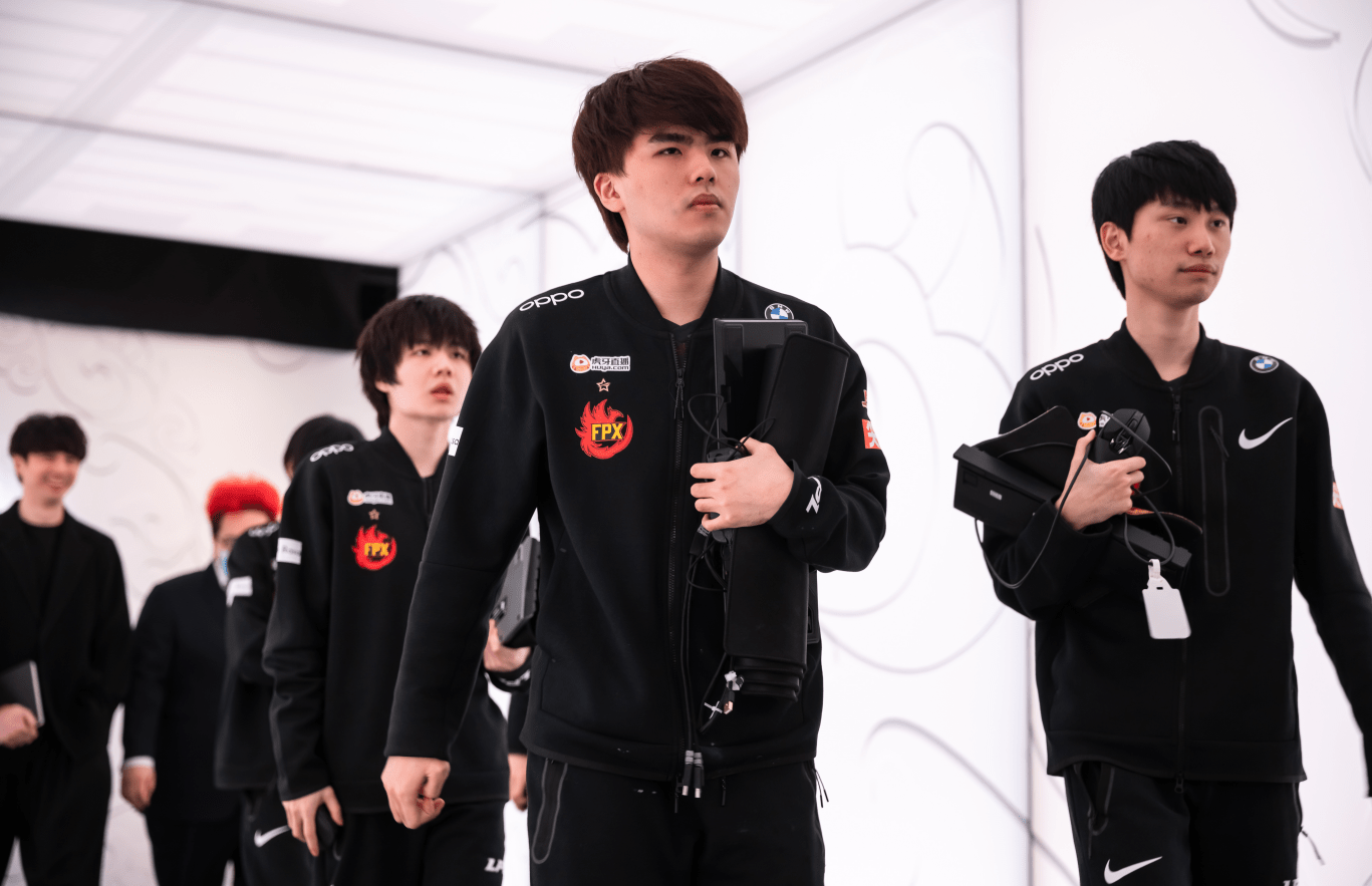 Doinb在皇家马德里比赛中势不可挡,败北引发热议!的简单介绍 Doinb在皇家马德里比赛中势不可挡,败北引发热议!的简单介绍